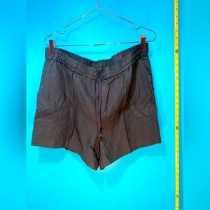 Loose-fitting olive green shorts - XL